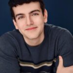 young, man, casual, fashion, portrait, male, guy, model, smile, persona, adulto, joven, azul, monocromático, mirada, tonos fríos, anuario, escolar, sesión de fotos, influencer, gay, homosexual, orgullo